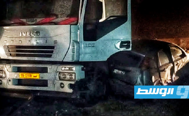 شاحنة وقود تصدم سيارتين بالطريق السريع في طرابلس