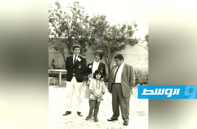 من اليمين محمود شمام وخديجة شمام أمام فريدة العلاقي ومحمد عقيلة العمامي سنة 1967