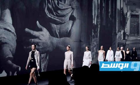 عرض تشكيلة «شانيل» للأزياء لربيع وصيف 2023 ضمن أسبوع الموضة في باريس (الإنترنت)