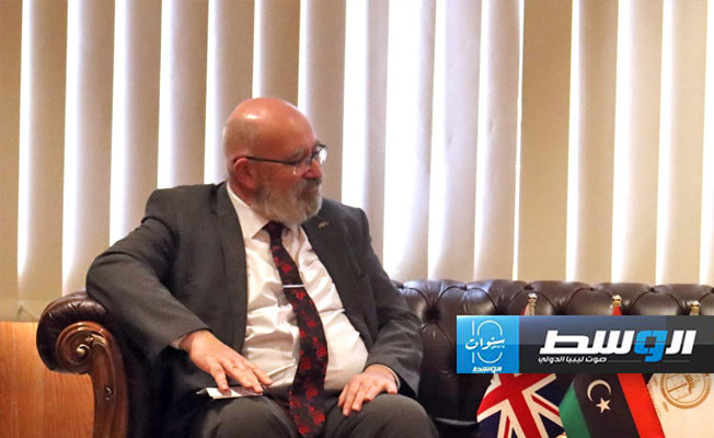 السفير البريطاني خلال لقائه مع رئيس المجلس التسييري لبلدية بنغازي، الإثنين 18 مارس 2024. (بلدية بنغازي)