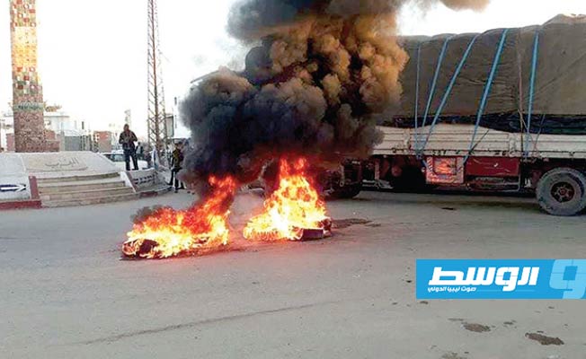 جانب من آثار الاحتجاجات على منع تنقل التجار على الحدود الليبية التونسية. (الإنترنت)