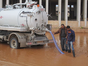 عمليات شفط وكسح المياه من جامعة بنغازي (تصوير صلاح الطاهر)