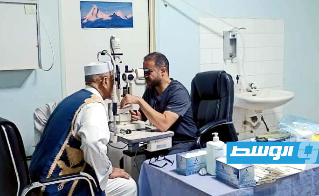 طبيب زائر يستعد لإجراء 30 عملية جراحية لمرضى العيون في سبها