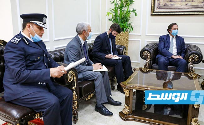 لقاء الوزير خالد مازن مع السفير البريطاني لدى ليبيا نيكولاس هوبتون والوفد المرافق له. (وزارة الداخلية)