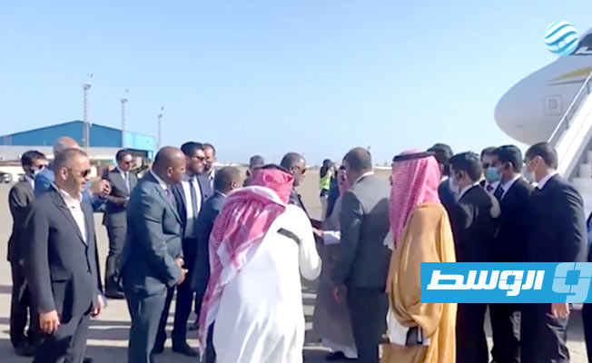 وزير خارجية السعودية يصل إلى مطار معيتيقة، 21 أكتوبر 2021. (صورة من بث مباشر)