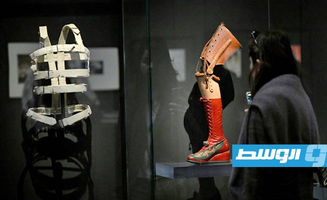 مشد طبي وساق صناعية كانا عائدين للفنانة المكسيكية فريدا كالو خلال معرض في باريس انطلق في 15 سبتمبر 2022 (أ ف ب)