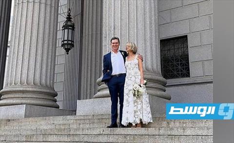 احتفلت النجمة نعومي واتس مع حبيبها بيلي كرودب بزواجهما، مرتدية فستان من توقيع «أوسكار دي لا رينتا» (الإنترنت)