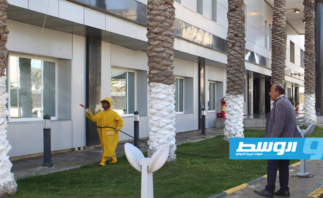 تعقيم مبنى رئاسة الوزراء في طرابلس لوقاية الموظفين من وباء «كورونا»