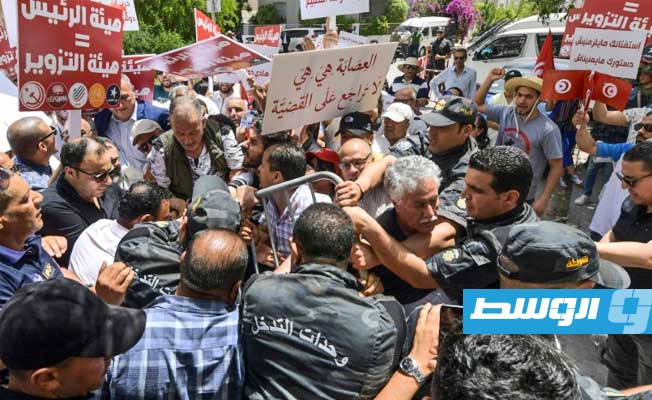 تونس.. صدامات بين الشرطة ومحتجين على استفتاء دستوري يعتزم قيس سعيد تنظيمه