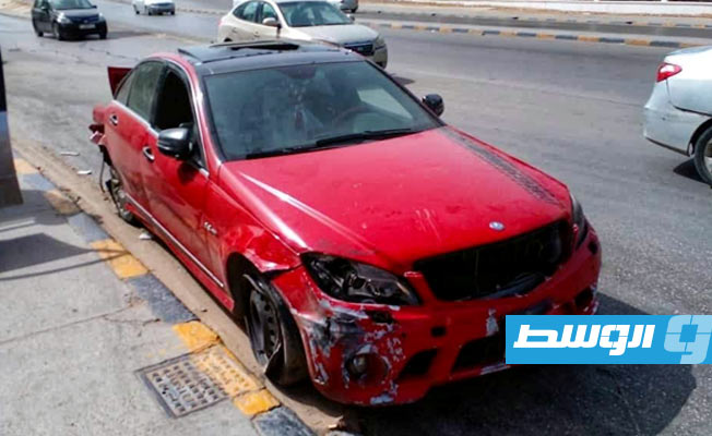 آثار دمار بادية على سيارة اصطدمت بأخرى بطريق الجامعة، 2 يوليو 2022. (مديرية أمن طرابلس)