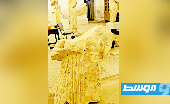 مواطن في طلميثة يعثر على تمثال جنائزي من الحجر الجيري (فيسبوك)
