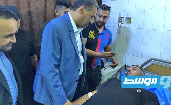 وزير الصحة العراقي يتابع أحد المصابين. (وزارة الصحة العراقية)