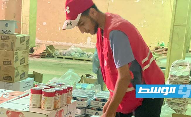 أحد أفراد الهلال الأحمر في أم الرزم خلال إعداد مساعدات للنازحين من مدينة درنة، 26 سبتمبر 2023. (جمعية الهلال الأحمر فرع درنة)