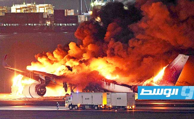 اشتعال النيران في طائرة على مدرج مطار هانيدا الدولي في اليابان