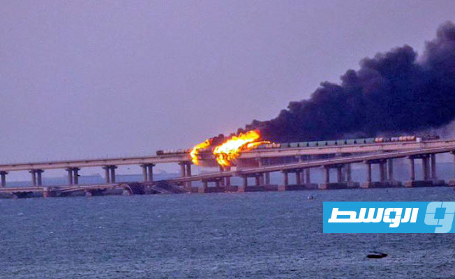 النيران مشتعلة على جسر القرم الروسي، 8 أكتوبر 2022. (الإنترنت)