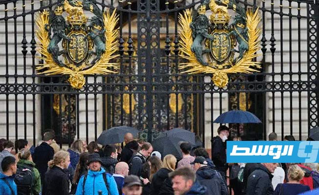 بريطانيون يحتشدون أمام قصر باكينغهام بعد أنباء تدهور صحة الملكة إليزابيث