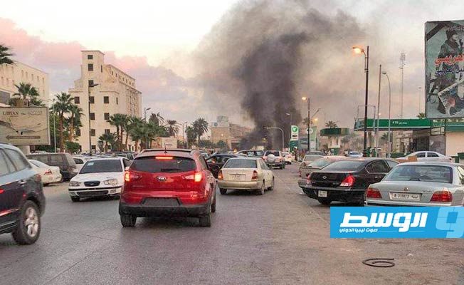 محتجون يضرمون النار في الإطارات ويغلقون شوارع في بنغازي، 10 سبتمبر 2020. (الإنترنت)