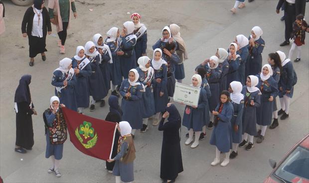 فرقة من فتيات الحركة الكشفية ببنغازي خلال مسيرة الاحتفال.(المفوضية)
