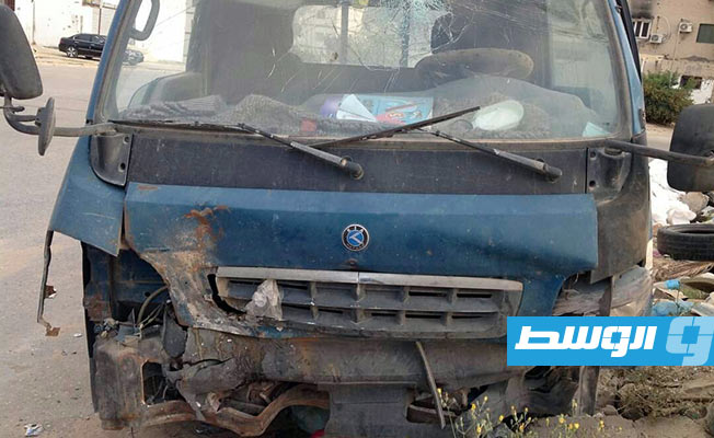 إحدى السيارتين بموقع الحادث على طريق المطار في طرابلس. (مديرية أمن طرابلس)