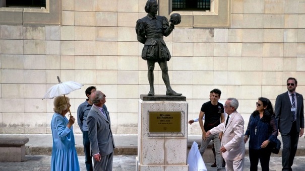 الأمير تشارلز يزيح الستار عن تمثال لشكسبير في كوبا