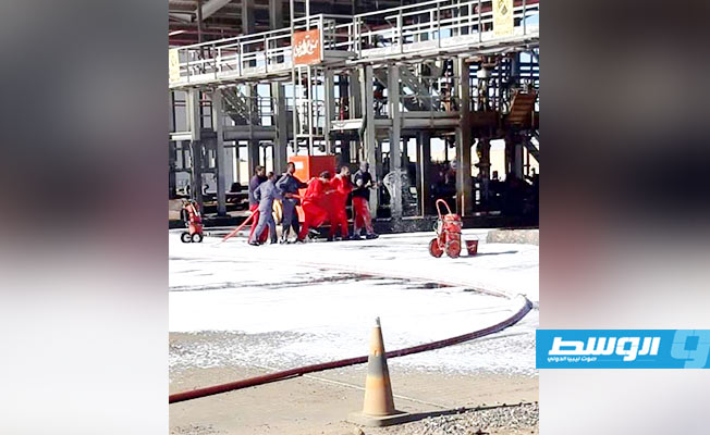 عمال بمستودع سبها أثناء تنفيذهم محاكاة لإطفاء حريق، 8 ديسمبر 2019. (صفحة شركة البريقة النفطية على فيسبوك)