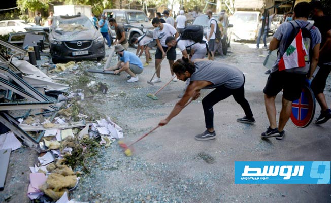 شبان وشابات يتطوعون لتنظيف بيروت