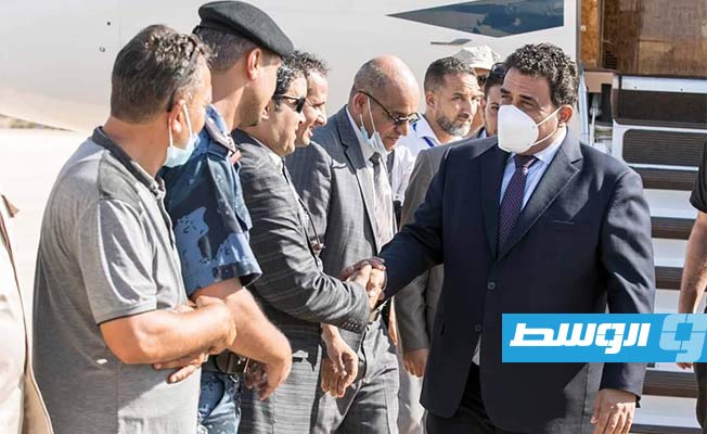 المنفي بعد وصوله إلى مطار طبرق يصافح عددًا من الفاعلين المحليين في المدينة، 14 أغسطس 2021. (مكتب إعلام المجلس الرئاسي)