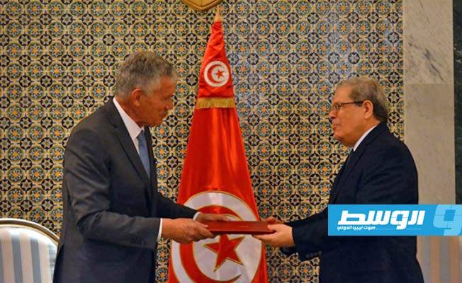 سفير فرنسا الجديد لدى تونس يسلم أوراق اعتماده إلى وزير الخارجية التونسي، عثمان الجرندي. (وزارة الخارجية التونسية)