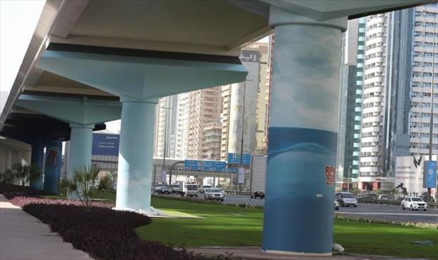 أعمدة سكة قطار في دبي تتحول لمعرض لوحات جدارية