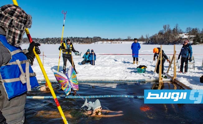 مسابقة سباحة في المياه الجليدية لبحيرة أميركية