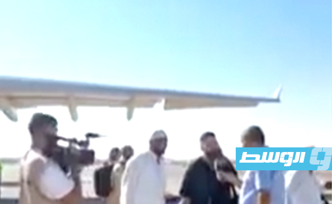 لحظة وصول أحد فوج حجاج بيت الله الحرام إلى مطار معيتيقة، 25 يوليو 2022. (لقطة مثبتة من تسجيل مصور)