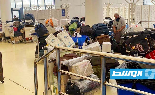 حقائب معتمرون ليبيون ينتظرون بمطار جدة للعودة إلى ليبيا. (الإنترنت)