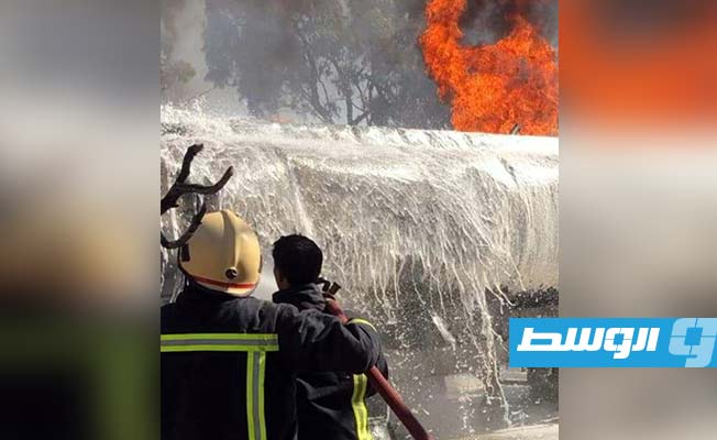 عمليات إطفاء الحريق بشاحنة نقل البنزين بمحطة الوقود في بنغازي، الثلاثاء 24 مايو 2022. (شركة الريقة)