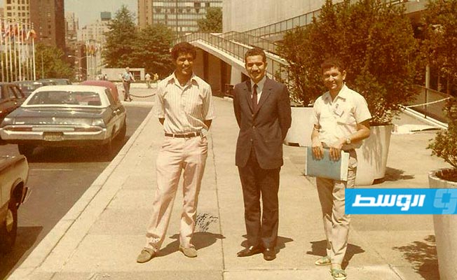 والسيد بوشريده من رجال بعثة الامم المتحدة سنة 1970 بين احمد الماقني ومحمدعقيلة العمامي أمام مبني الامم المتحدة في نيويورك