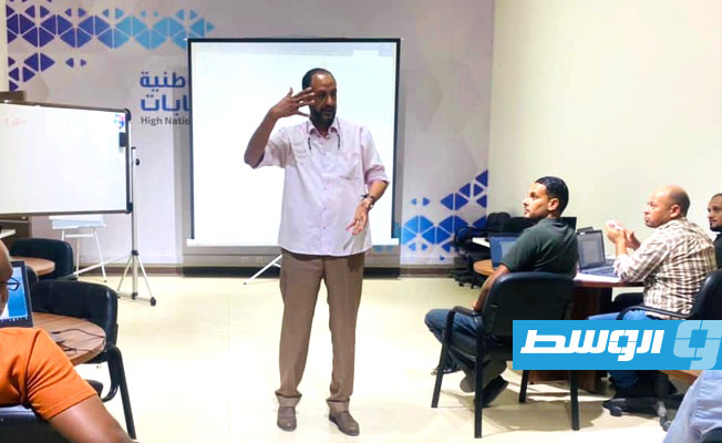 دورة تدريبية لموظفي الإدارة الانتخابية في بنغازي