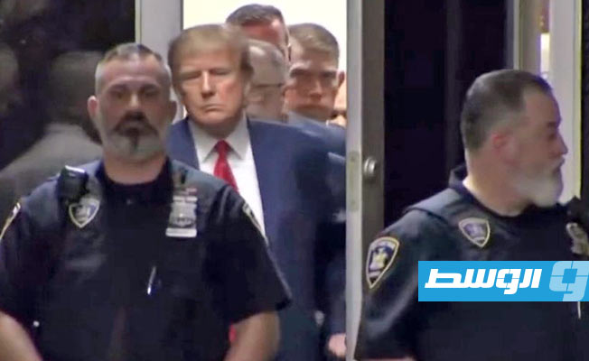 ترامب يغادر محكمة مانهاتن الجنائية بعد مثوله أمامها في جلسة تاريخية