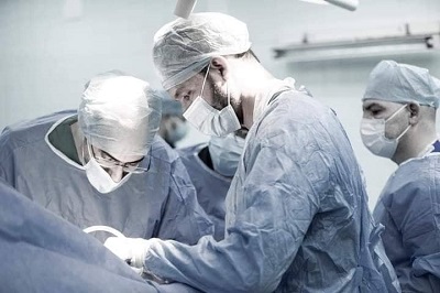 طبيب ليبي زائر يجري 4 عمليات دقيقة في مستشفى «ابن سينا»