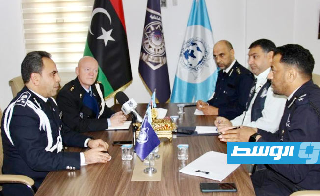 من اجتماع مسؤولين في الإنتربول الليبي والملحق الأمني الإقليمي لهولندا، بمقر مكتب الشرطة الجنائية العربية والدولية، 23 مارس 2022. (وزارة الداخلية)