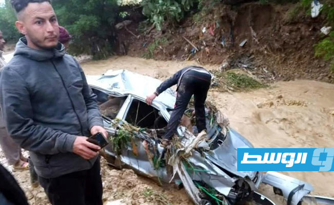 محاولات إنقاذ جراء السيول في الجزائر. (الإنترنت)