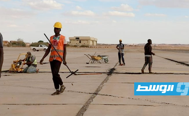 بدء صيانة مطار سبها (صور)