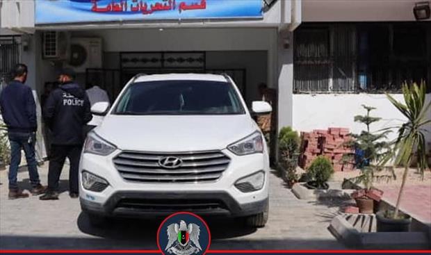 «أمن بنغازي» والبحث الجنائي طرابلس يعيدان سيارة مسروقة إلى مالكها