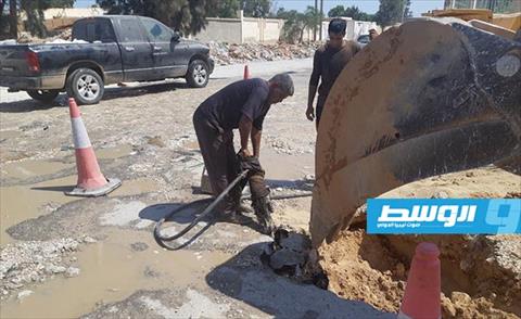 بلدية بنغازي تبدأ تنفيذ خط مياه في حي السيدة عائشة