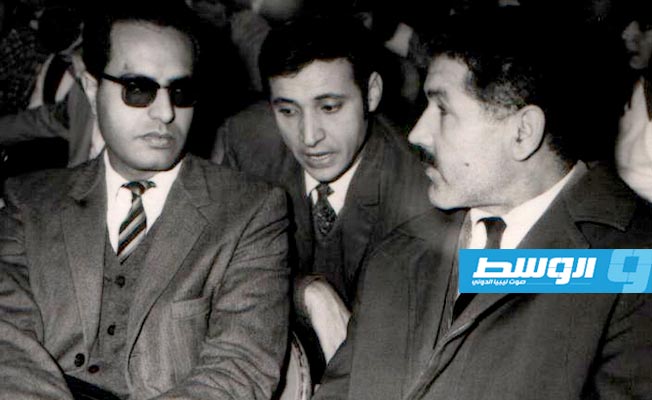 العنيزي (يمين) مع رفاقه سليمان اللوحيشي وعوض الشريف أثناء عملهم في الجامعة الليبية