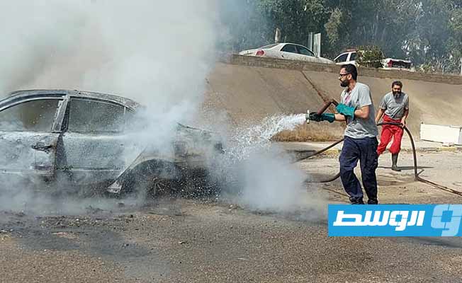 إطفاء حريق شب بسيارة في طرابلس بعد تسرب للبنزين (صور)