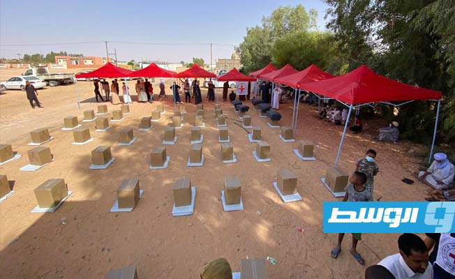 توزيع المواد الإغاثية لأهالي بلدة أوال قرب غدامس. (اللجنة الدولية للصليب الأحمر في ليبيا)