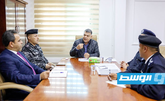 وزير الداخلية يبحث مع قيادات الوزارة الخطة التدريبية للعام 2022