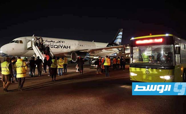 وصول الدفعة الأولى من الجالية الليبية في أوكرانيا إلى مطار معيتيقة في طرابلس مساء الخميس 3 مارس 2022. (وزارة الخارجية)