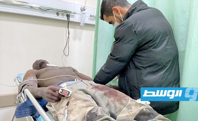 العامل المصاب يتلقى العلاج بالمستشفى، الثلاثاء 28 مارس 2023. (شركة الخجمات العامة طرابلس)