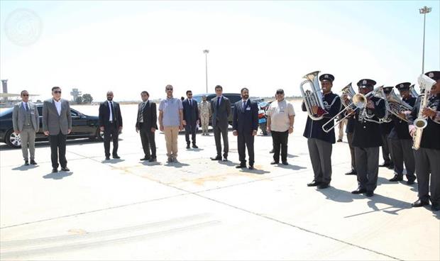 السراج يستعرض حرس الشرف خلال حفل إعطاء الإذن باستئناف العمل في مطار طرابلس الدولي. (الصفحة الرسمية للمجلس الرئاسي)