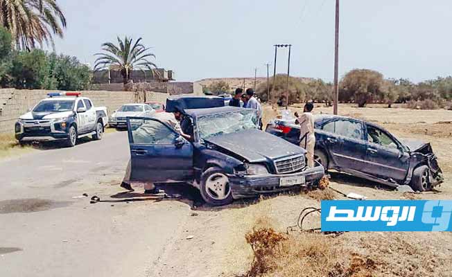 سيارتان مهشمتان في حادث مروري بمدينة الخمس، 28 يوليو 2023. (جهاز الإسعاف والطوارئ)